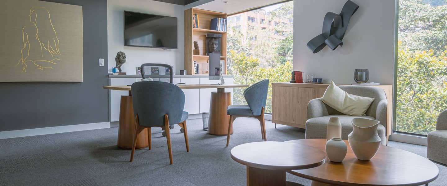 Consultorio médico con muebles y sillas