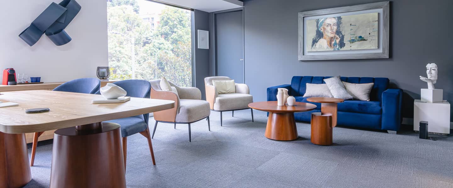 Consultorio médico con sillas y muebles