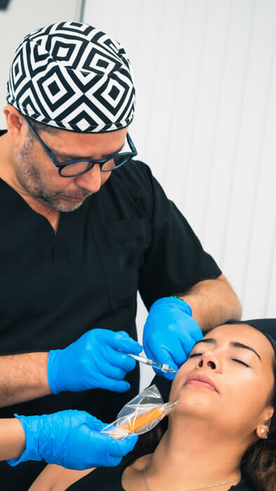 Nicolás Heredia realizando un tratamiento facial