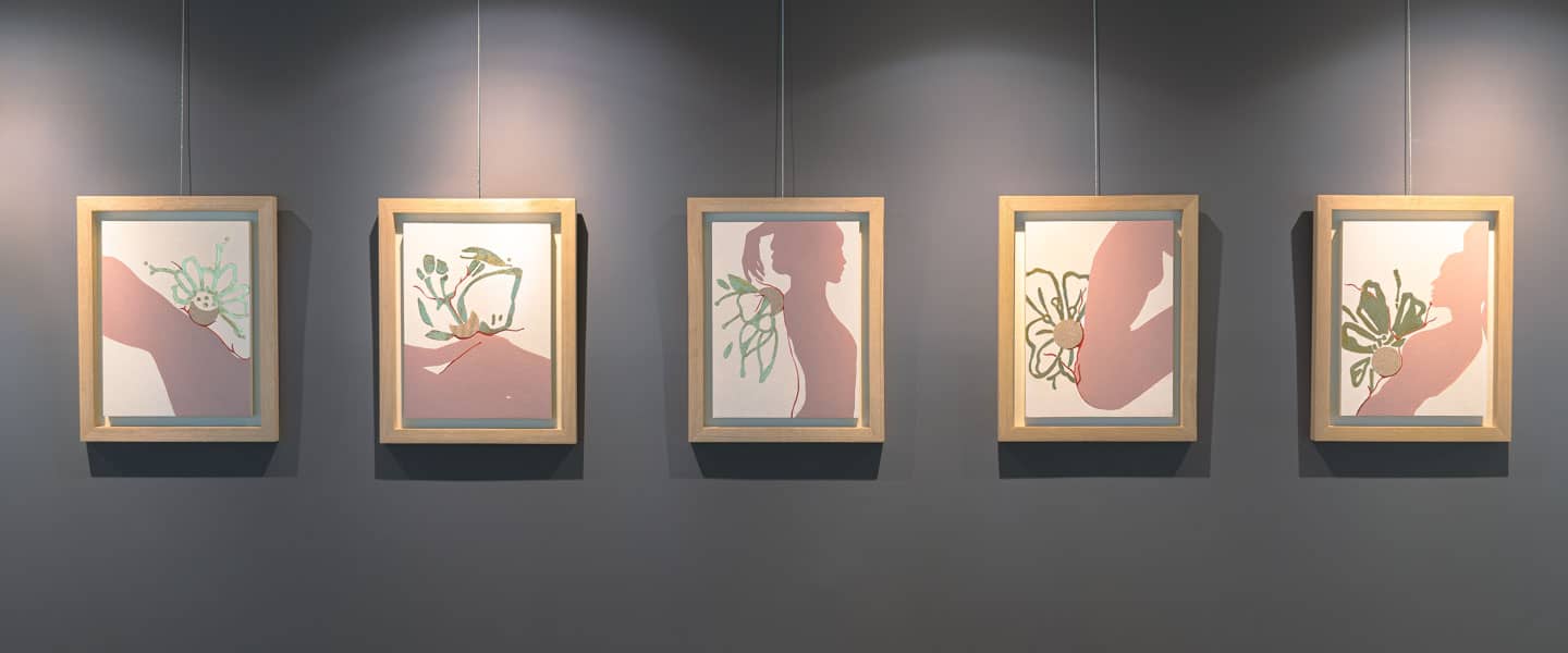 Obras de arte colgadas en una pared gris